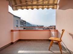 Trilocale mansardato con terrazza, balcone, cantina e garage doppio - Foto 12